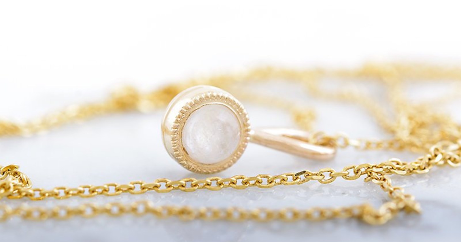 Piękny, delikatny naszyjnik z naturalnym kamienieniem księżycowym z małym serduszkiem. Naszyjnik wykonany jest ręcznie w złocie próby 585.