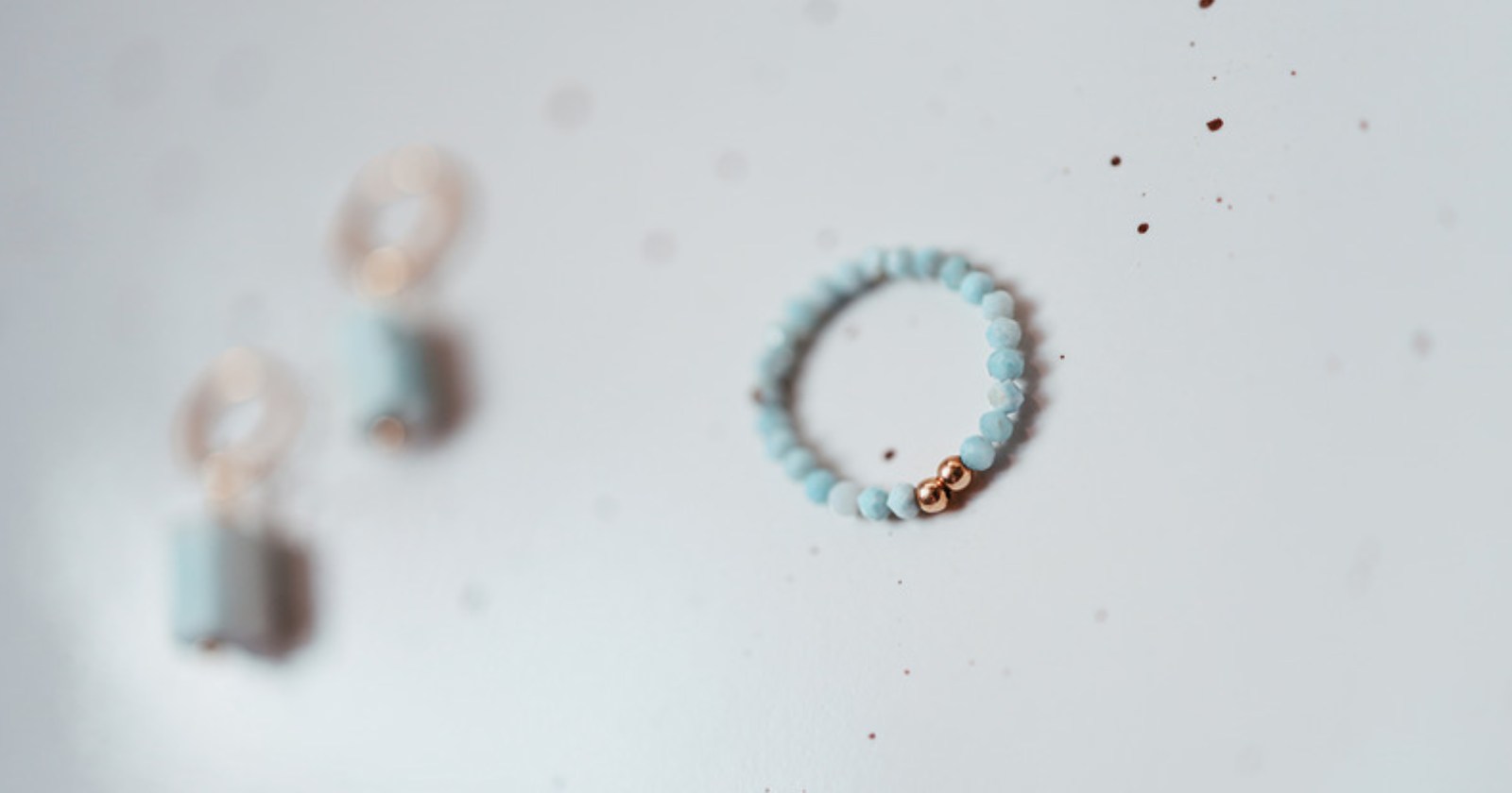 Pierścionek wykonany na gumce elastycznej z kamieni naturalnych o średnicy 2mm, oraz z dodatkiem srebra p. 925, Kamienie : Larimar