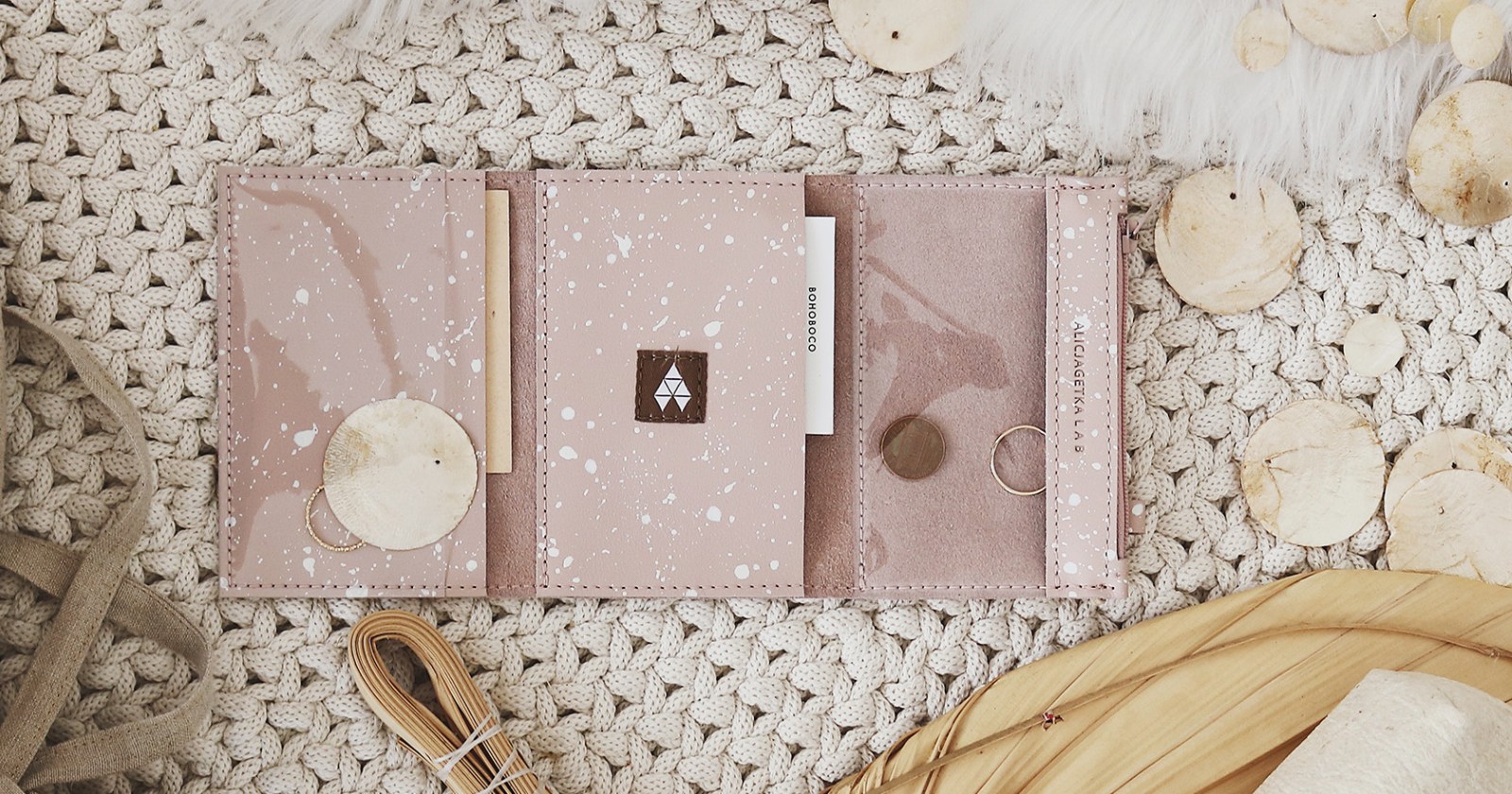 Portfel MINI Splash Pink to minimalistyczny portfel oraz etui na dokumenty od samochodu, w wyjątkowej ręcznie malowanej wersji.