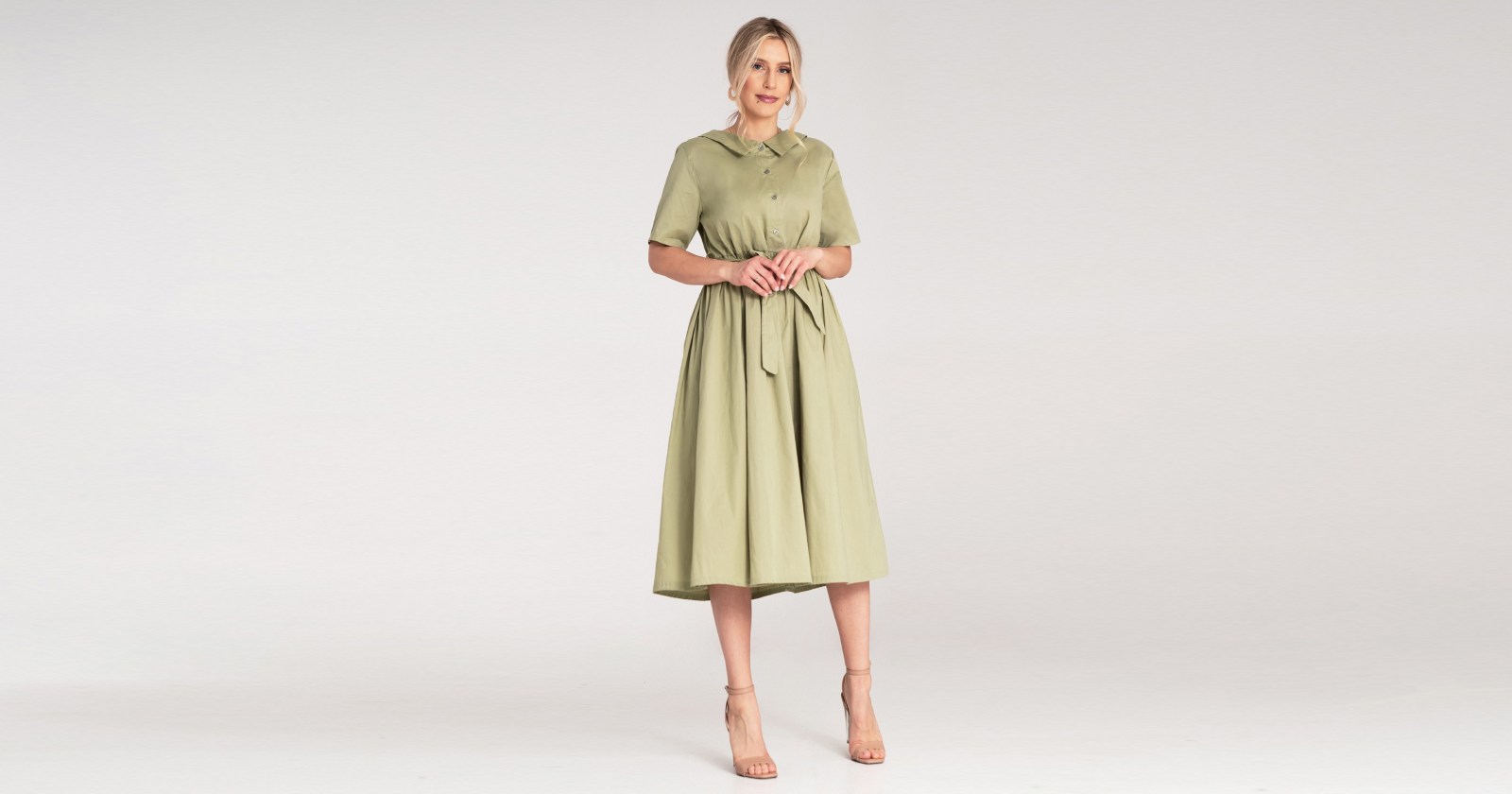 elegancka sukienka koszulowa wykonana w 100% z bawełny. Ma koszulowy dekolt, zapięcie na guziki, krótki prosty rękaw i rozkloszowany krój za kolano.