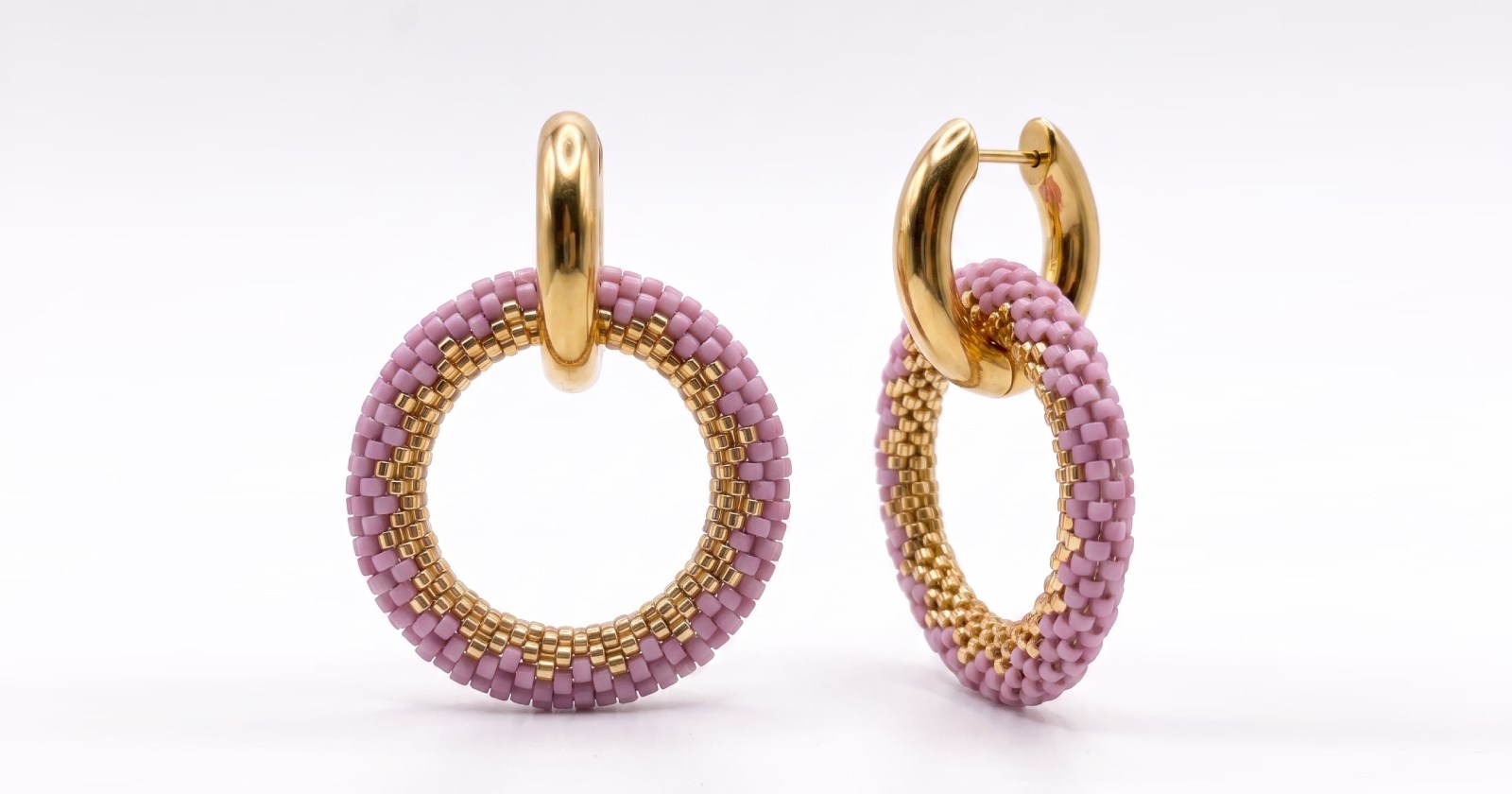 Wyraziste kolczyki koła wykonane w technice bead weaving z japońskich koralików Miyuki. Geometryczna forma i subtelny połysk koralików tworzą nowoczesny akcent, który przyciąga uwagę, pozostając jednocześnie eleganckim.