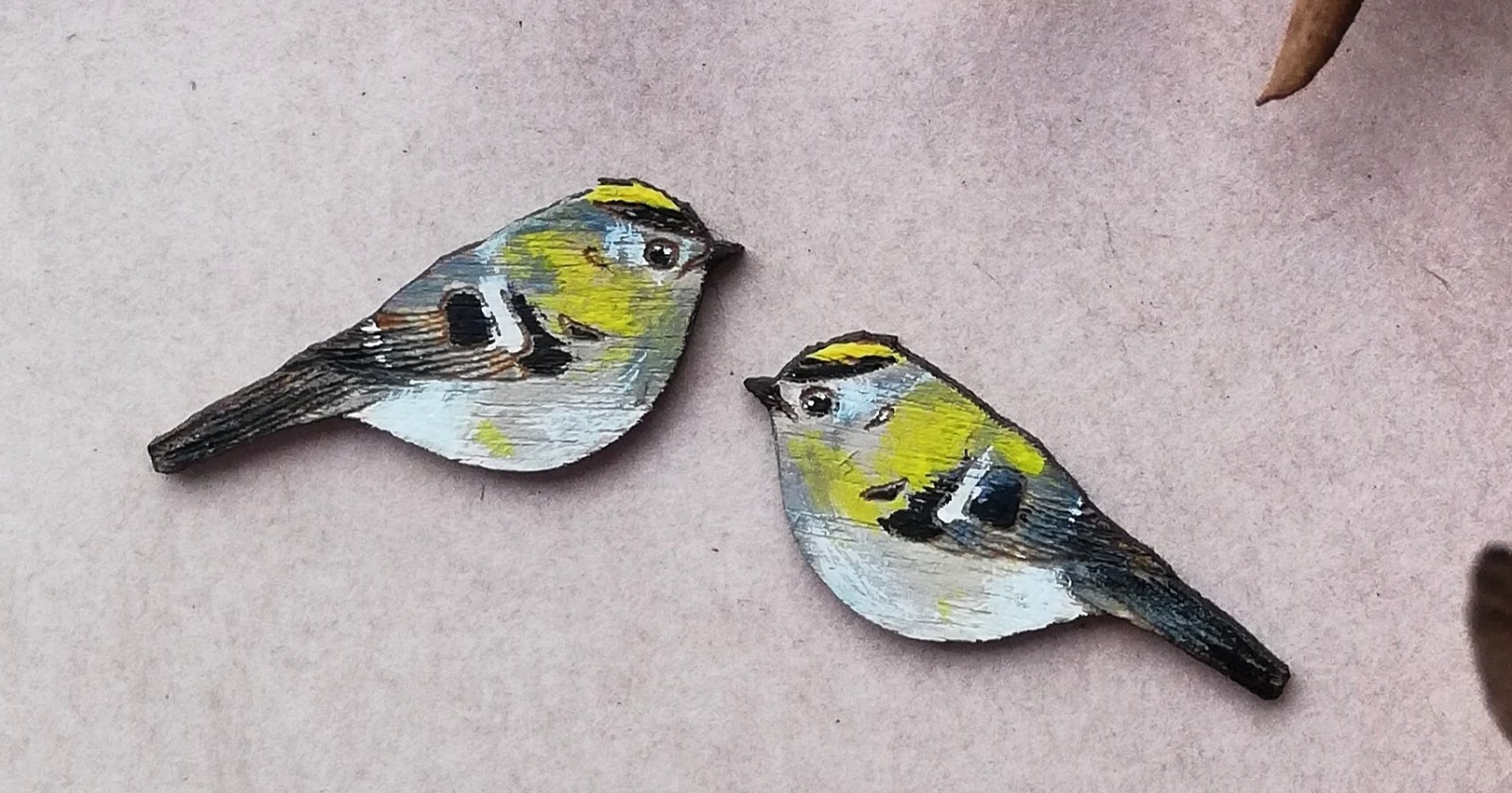 Lekkie kolczyki wykonane według autorskiego rysunku. Kolczyki wycięte z cieniuteńkiej sklejki, ręcznie malowane i zabezpieczone lakierem, wielkość ok. 2cm. Kolczyki nie będą uczulały, bo mają silikonowe sztyfty.