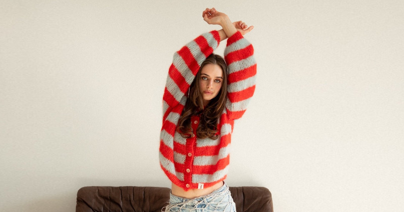 Sweter moherowy – jak go nosić i pielęgnować?